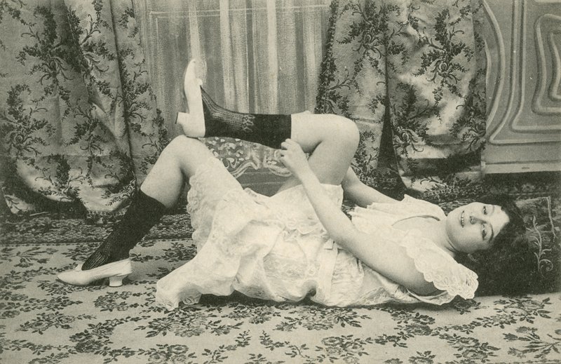 Mädchen zieht ihre Socken hoch von French Photographer