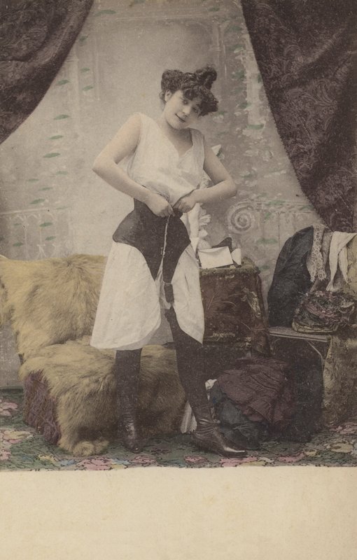Mädchen, das ihr Korsett löst von French Photographer