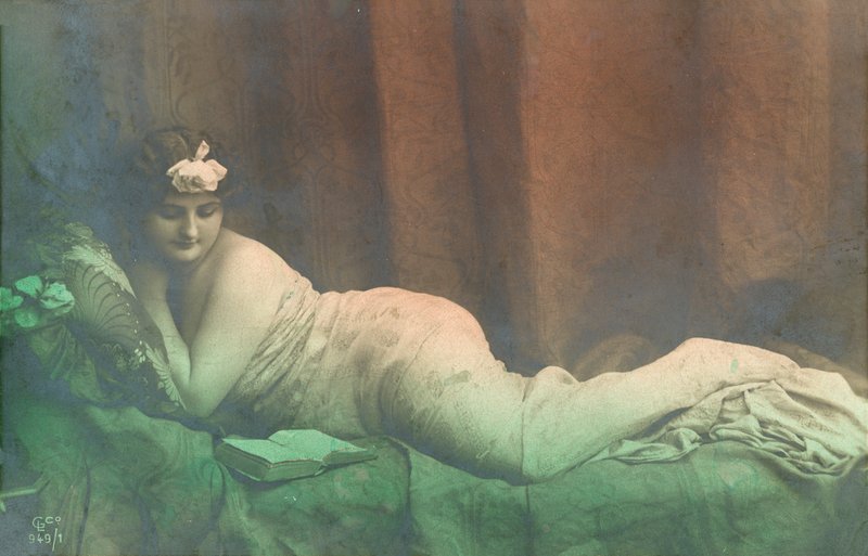 Liegendes Mädchen, lesend von French Photographer