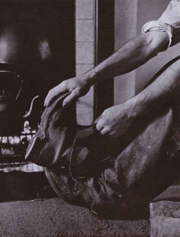 Stiefel aus von Harold Burdekin