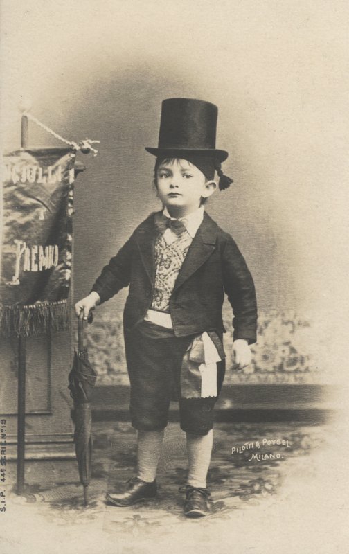 Kleiner Junge im Anzug von Italian Photographer