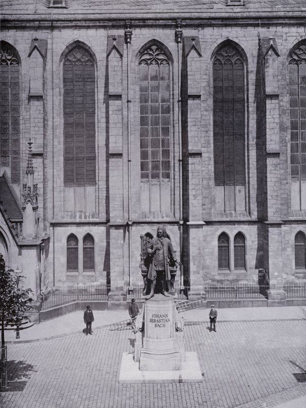 Leipzig: Thomaskirche mit Bachdenkmal von Photographer German