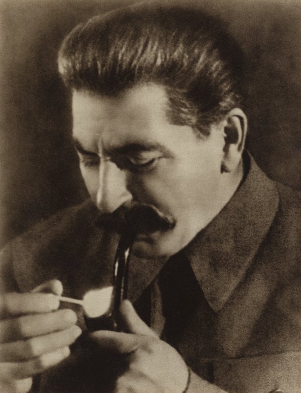 Sowjetführer Joseph Stalin zündet seine Pfeife an, 1936 von Russian Photographer