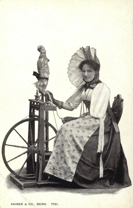 Frau an einem Spinnrad von Swiss Photographer